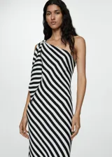Vestido largo de fiesta con diseño entallado y escote asimétrico de un solo hombro. Presenta un estampado de rayas diagonales en blanco y negro, con un detalle de nudo en el tirante.