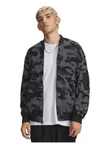 Campera tipo bomber para hombre con diseño de camuflaje en tonos grises y negros. Presenta cierre frontal completo, cuello, puños y bajo acanalados, y un bolsillo con cierre en la manga izquierda.