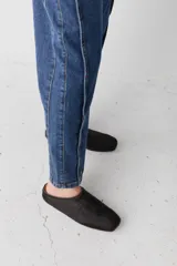 Zueco tipo mule de pelo natural en color camel, con diseño de punta cuadrada y plantilla de cuero.