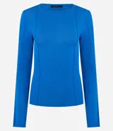 Suéter de punto color azul vibrante, con corte ajustado, cuello redondo y mangas largas. Presenta detalles de nervaduras verticales a lo largo de la prenda que estilizan la silueta.