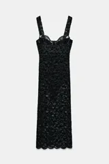 Vestido midi negro de encaje con escote corazón y tirantes anchos, incluye body interior.