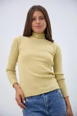 Polera de tejido de punto fino color verde lima, con cuello alto y terminaciones con borde ondulado en puños y ruedo.