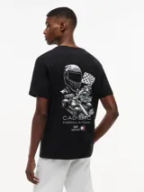 Remera de cuello redondo y corte regular, confeccionada en puro algodón. Presenta estampado gráfico en el frente con los logos de Cadillac Formula 1 Team y Tommy Hilfiger.