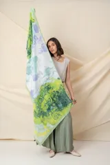 Pañuelo cuadrado de seda con estampado abstracto en degrade de colores azul, amarillo, blanco y rosa, con borde naranja.