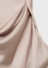 Top de fiesta sin mangas, confeccionado en tejido satinado color beige. Presenta un diseño recto con cuello drapeado y tirantes anchos.