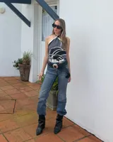 Top halter estampado en blanco y negro con diseño geométrico y abstracto.