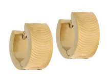 Aros tipo argolla pequeña con textura de líneas onduladas en relieve, fabricados en acero con baño de oro.