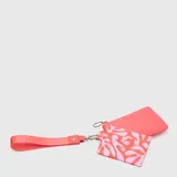 Billetera tipo set compuesta por un monedero liso color salmón y un tarjetero estampado con diseño de hojas en tonos salmón y celeste, unidos por una correa de muñeca de cinta técnica color salmón.
