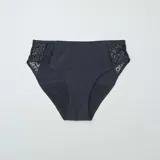 Braguita menstrual negra de flujo ligero, con paneles laterales de encaje floral.
