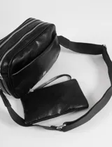 Cartera bandolera color marrón de cuero vegano, con diseño rectangular, bolsillo frontal con cierre y correa ajustable extraíble.