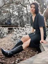 Vestido negro de algodón y lino con textura en la parte delantera, corte a la rodilla y mangas cortas.