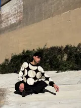 Buzo de tejido de punto color rosa con grandes círculos color borgoña.