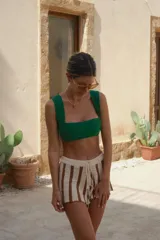 Top de bikini o crop top de punto color verde esmeralda, con tirantes anchos y escote cuadrado.