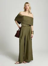 Pantalón palazzo de tiro alto color verde militar, de corte amplio y fluido, con pinzas en la cintura.