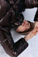 Gorra tipo cap confeccionada en corderoy color camel, con isologo bordado a tono en el frente y tira de ajuste con hebilla metálica en la parte posterior.