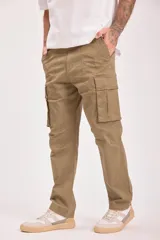 Pantalón cargo color caqui con múltiples bolsillos y corte recto.