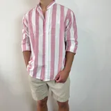 Camisa celeste y blanca a rayas verticales, de lino, con cuello mao y mangas largas con puños.