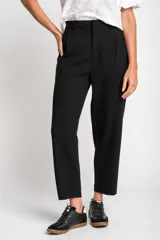 Pantalón negro de algodón peinado, corte recto y tiro medio, con pinzas delanteras y bolsillos laterales.