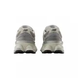 Championes urbanos New Balance modelo U9060LBA, color gris con detalles en blanco y verde oliva, confeccionados en gamuza y malla, con logo "N" característico en los laterales y entresuela ABZORB.