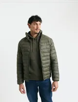 Campera acolchada tipo puffer en color gris, con cierre frontal, cuello alto y puños elásticos.