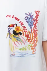 Remera blanca de algodón con estampa de motivos de jungla en el frente.