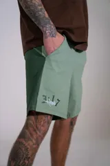 Short de lycra color verde militar, con diseño de estampa original en el lateral y cintura elástica.