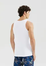 Musculosa blanca de corte slim, confeccionada en tela acanalada (tejido de punto con textura de canalé).