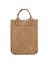 Bolso matero de diseño vertical con efecto capitoné y costuras romboidales, color verde militar. Cuenta con manijas cortas superiores y una correa ajustable para el hombro con la inscripción de la marca. Incluye un pequeño aplique circular con logo en la parte inferior.