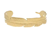 Brazalete rígido dorado con forma de pluma.