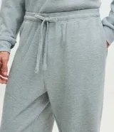Pijama masculino de dos piezas con textura waffle, compuesto por una remera de manga larga con cuello redondo y un pantalón con cintura elástica.