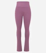 Pantalón deportivo tipo legging flare de tiro alto, confeccionado en microfibra con abertura lateral en el ruedo.