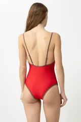 Malla enteriza roja con breteles finos en contraste y espalda baja.