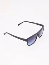 Lentes de sol negros con lentes degradadas de negro a azul.