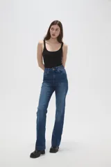 Pantalon de jean azul con corte flare y tiro alto, con cierre frontal y bolsillos.