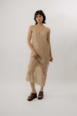 Vestido midi de lino color beige, con tirantes finos, escote en V y detalle de encaje en el escote y en el ruedo translúcido.