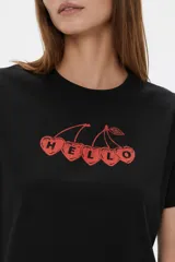 Remera cropped de algodón negra con cuello a la base, mangas cortas y estampado frontal de cerezas con la palabra "HELLO".