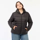 Anorak acolchado de diseño ligero con cierre frontal, cuello alto y bolsillos laterales. Presenta un acabado impermeable y costuras horizontales que distribuyen el relleno uniformemente.