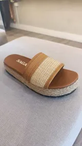Sandalias planas con capellada de rafia y cuero color suela, suela revestida en yute trenzado y plataforma de 4 cm.