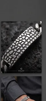 Pulsera de eslabones tipo grumet en acero inoxidable, con una placa central rectangular que presenta una textura irregular y orgánica.