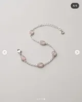 Pulsera de plata con cadena eslabonada y piedras naturales de cuarzo rosa redondas incrustadas a lo largo de la pieza.
