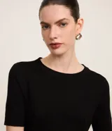 Blusa básica de punto Cortelle, color verde oscuro, con cuello redondo y manga corta.