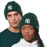 Gorro de lana tipo beanie de la marca New Era, color verde oscuro, con el logo de los New York Yankees bordado en blanco en el frente y logo de la marca en el lateral.