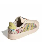 Championes Adidas x Farm modelo Streettalk de mujer, en tonos beige con estampado floral y detalles de las tres tiras bordadas en verde claro.