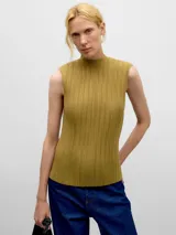 Top sin mangas color verde oliva, con cuello Perkins y textura arrugada.