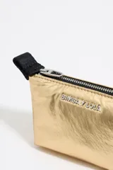 Monedero dorado con forma de trapecio, tamaño mini, cierre de cremallera y logo metálico de Bimba y Lola.
