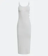 Vestido midi blanco de rib texturizado, con escote en U, breteles finos, cutout lateral en la cintura con tirante de brillo y abertura en la falda.