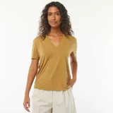 Camiseta color verde con cuello de pico y corte estándar.