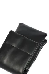 Porta celular negro con tapa y correa larga.