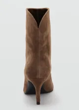 Botin de gamuza color marrón con taco fino y punta afilada, diseñado con un estilo elegante y minimalista.