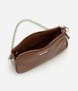 Cartera tipo baguette pequeña Satinato, confeccionada en PU color marfil, de formato alargado y estructura maleable. Cuenta con cierre superior de cremallera, placa frontal aplicada con el logo de la marca y asa de cadena doble metálica en tono plateado que permite llevarla al hombro o cruzada.